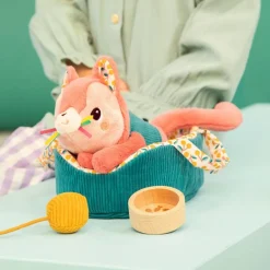 Peluche gata Jeanne con cesta y accesorios tela